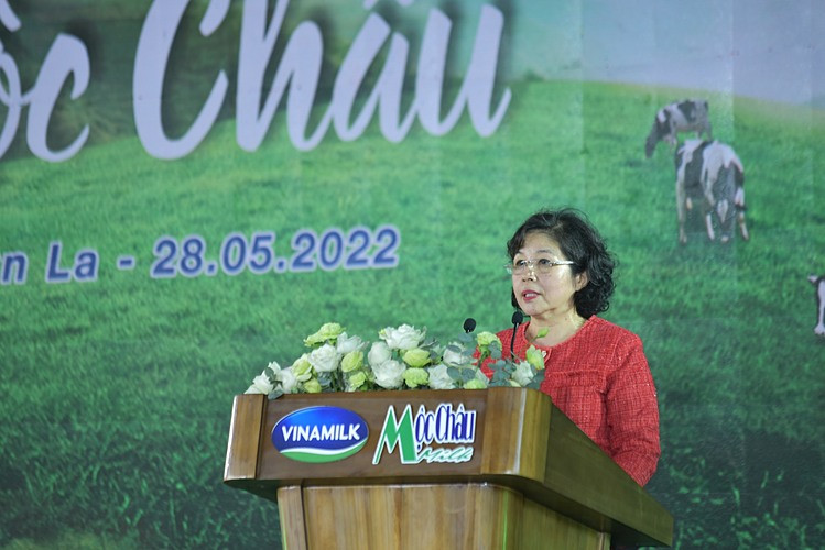Bà Mai Kiều Liên - Thành viên HĐQT, Tổng Giám đốc Vinamilk kiêm Chủ tịch HĐQT Mộc Châu Milk phát biểu về các định hướng chiến lược đối với dự án.