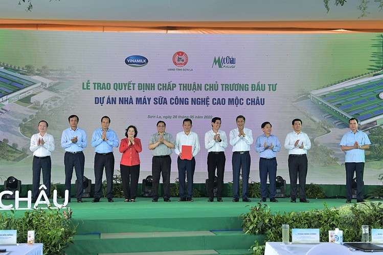Ông Phạm Hải Nam (đứng giữa) - Tổng giám đốc Mộc Châu Milk nhận quyết định chấp thuận chủ trương đầu tư cho hạng mục “Nhà máy sữa công nghệ cao Mộc Châu” từ lãnh đạo tỉnh Sơn La.