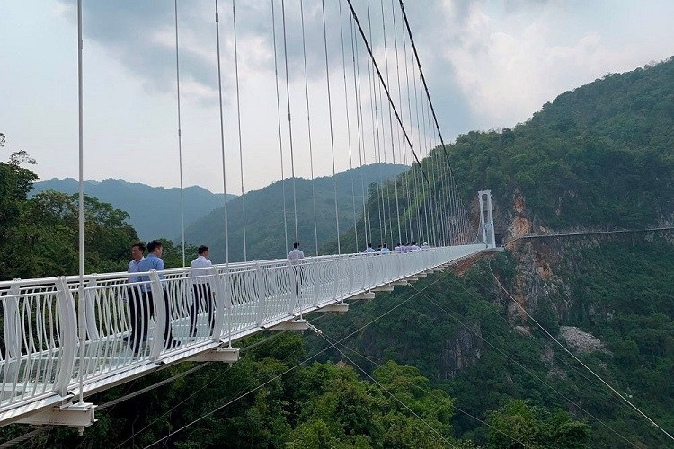 Cầu Bạch Long đạt kỷ lục Guinness cầu kính đi bộ dài nhất thế giới