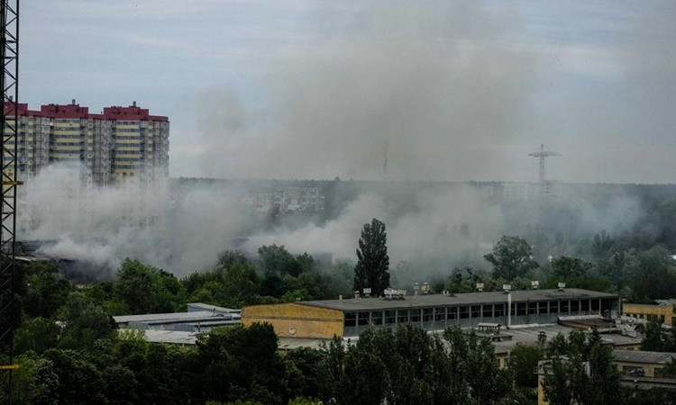 Khói bốc lên sau cuộc tấn công bằng tên lửa của Nga ở thủ đô Kiev, Ukraine, ngày 5/6. Ảnh:AP.