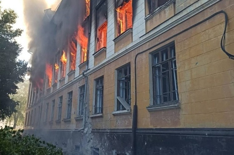 Một tòa nhà bốc cháy do giao tranh ở thành phố Severodonetsk, miền đông Ukraine hôm 7/6. Ảnh: Reuters.