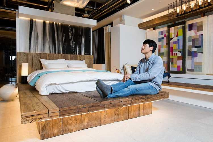 Lee Su-ji trong căn phòng mô phỏng theo nhà nghỉ nằm trong trụ sở của Yanolja ở Seoul, Hàn Quốc. Ảnh: Seongjoon Cho/Bloomberg