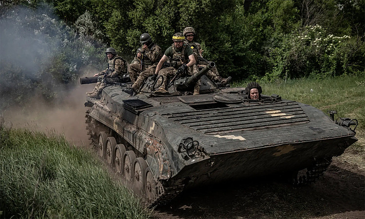 Binh sĩ Ukraine trên thiết giáp di chuyển ở khu vực gần Severodonetsk và Lysychansk ngày 1/6. Ảnh: NY Times.