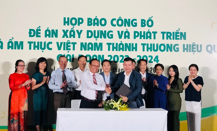 Tại sự kiện cũng đã diễn ra lễ ký kết MOU – đánh dấu sự hợp tác giữa liên minh Chuyển đổi số (DTS) và Hiệp hội Văn hóa Ẩm thực Việt Nam.