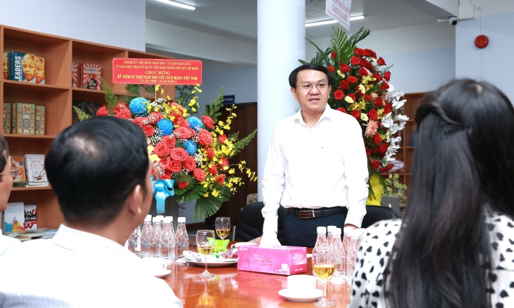 Ông Lâm Đình Thắng, Giám đốc Sở Thông tin Truyền thông cảm ơn Tạp chí Doanh Nhân Sài Gòn đã đồng hành, chia sẻ, góp sức cho sự phát triển của TP.HCM.