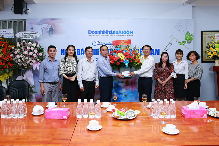 Đại diện Sở Thông tin - Truyền thông TP.HCM trao hoa chúc mừng cho đại diện Tạp chí Doanh nhân Sài Gòn.