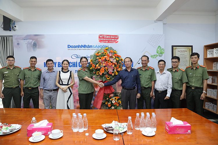 Đại diện Ban Giám đốc Công an TP.HCM trao hoa chúc mừng cho đại diện Tạp chí Doanh nhân Sài Gòn.