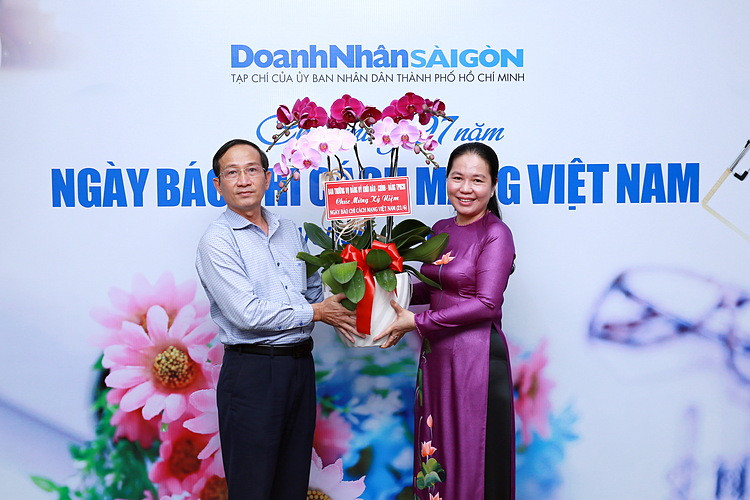 - Đại diện Ban Thường vụ Đảng uỷ Khối Dân - Chính - Đảng trao hoa cho Tổng Biên tập Tạp chí Doanh nhân Sài Gòn.