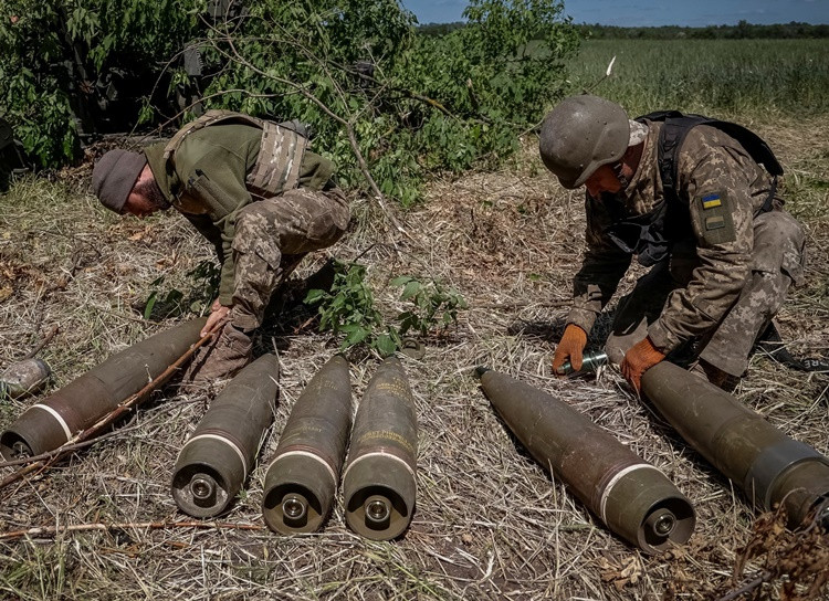 Quân nhân Ukraine chuẩn bị đạn cho lựu pháo M777 ở vùng Donetsk hôm 6/6. Ảnh: Reuters.