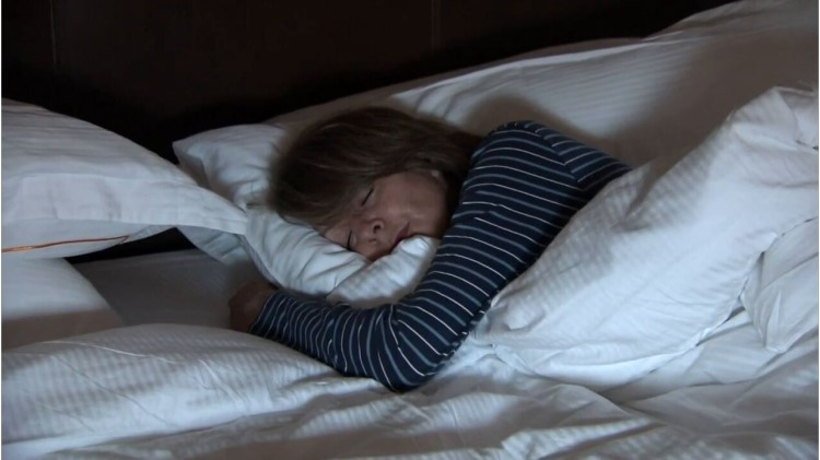 Ngủ trong ánh sáng: Bất kỳ mức nào cũng tổn hại sức khỏe