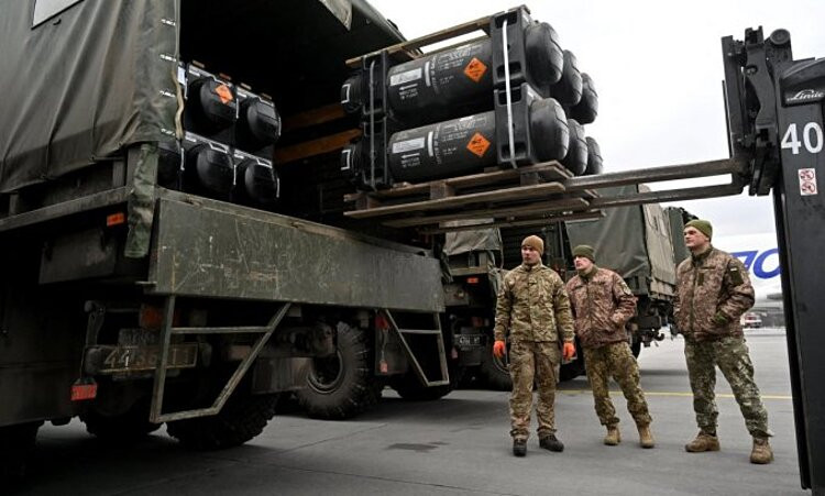 Binh sĩ Ukraine bên cạnh xe tải chở một lô tên lửa Javelin do Mỹ chuyển giao. Ảnh: AFP.
