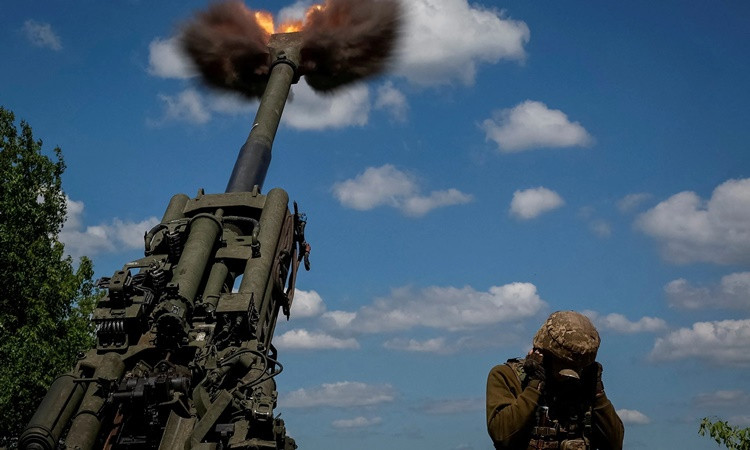 Binh sĩ Ukraine khai hỏa lựu pháo M777 ở vùng Donetsk, miền đông đất nước, hôm 6/6. Ảnh: Reuters.