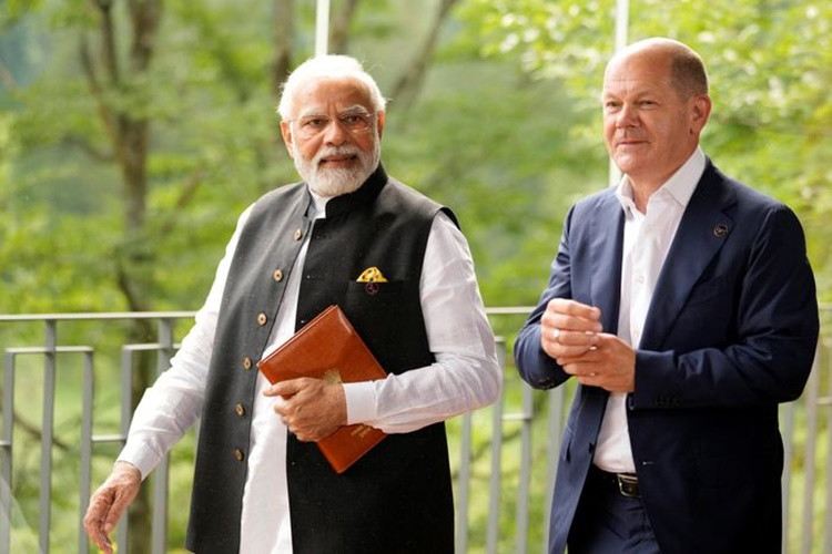 Thủ tướng Ấn Độ Narendra Modi (trái) và Thủ tướng Đức Olaf Scholz gặp mặt ngày 27/6 bên lề hội nghị thượng đỉnh G7. Ảnh: Reuters.