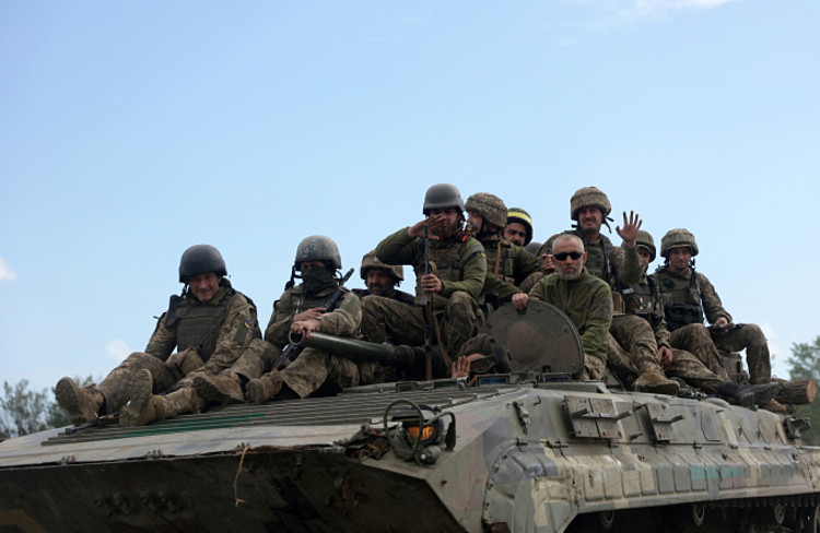 Lính Ukraine trên xe thiết giáp BMP-1 ở tỉnh miền đông Lugansk hồi cuối tháng 6. Ảnh: AFP.