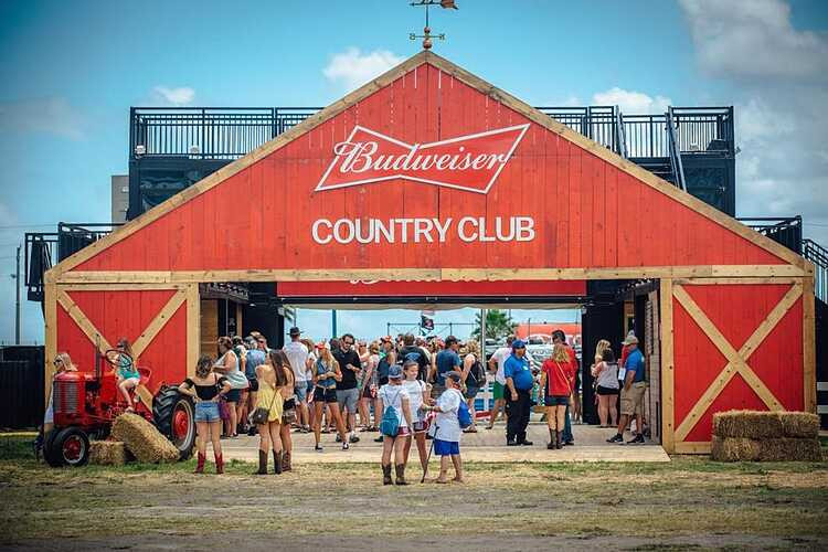 Một Budweiser Country Club tại Daytona's Country 500. Ảnh: Budweiser