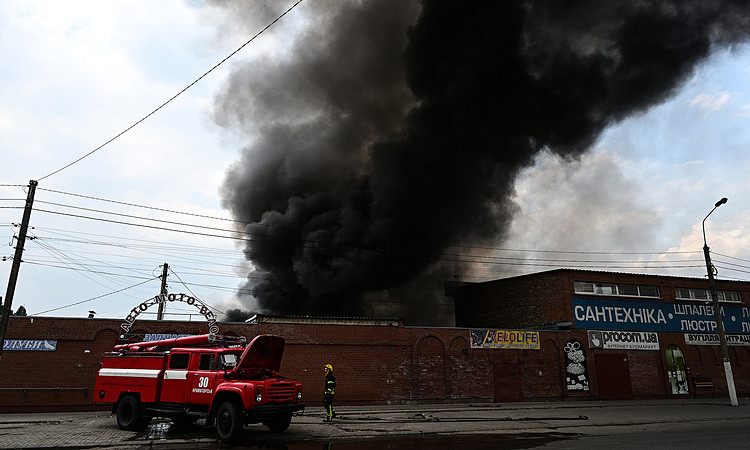Khói đen bốc lên sau pháo kích ở khu chợ trung tâm thành phố Sloviansk, tỉnh Donetsk, miền đông Ukraine hôm 5/7. Ảnh: AFP.
