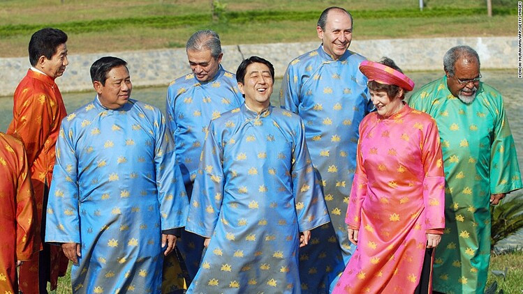 Thủ tướng Abe Shinzo (đứng giữa hàng trước) cười rất tươi khi mặc áo dài chuẩn bị chụp ảnh lưu niệm tại Hội nghị thượng đỉnh APEC năm 2006 ở Hà Nội. Ảnh: REUTERS