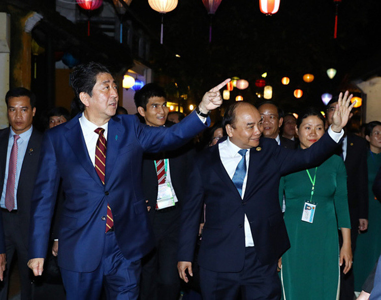 Thủ tướng Nguyễn Xuân Phúc và Thủ tướng Abe Shinzo dạo phố cổ Hội An tối 11-11-2017 trong khuôn khổ Hội nghị thượng đỉnh APEC 2017 tổ chức tại Đà Nẵng. Ảnh: TTXVN