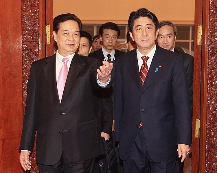 Thủ tướng Nguyễn Tấn Dũng và Thủ tướng Nhật Bản Shinzo Abe trong chuyến thăm Việt Nam của ông Abe tháng 1/2013 (Ảnh: Đức Tám/TTXVN)