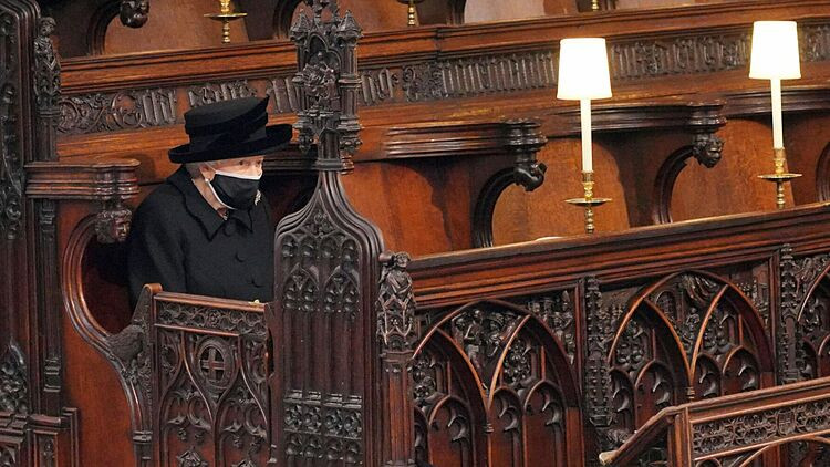 Uy tín của ông Johnson giảm sút mạnh khi mở tiệc tại Văn phòng Thủ tướng giữa lệnh phong toả. Ảnh: Nữ hoàng Elizabeth ngồi một mình trong nhà thờ tại tang lễ Hoàng thân Philip ngày 17/4/2021 do lệnh phong tỏa ngăn Covid-19 hạn chế người tham dự/AP.