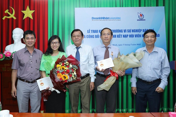 Trao Kỷ niệm chương Vì sự nghiệp Báo chí Việt Nam cho 2 nhà báo của Doanh Nhân Sài Gòn