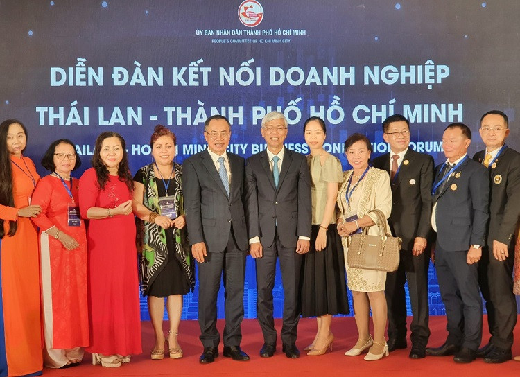 Phó Chủ tịch UBND TP.HCM Võ Văn Hoan và các doanh nghiệp Việt Nam, Thái Lan tại diễn đàn kết nối chiều 8/7. Ảnh: Hồng Phúc