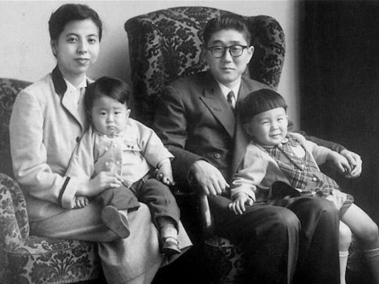 Trong ảnh, ông Abe (trái) chụp ảnh cùng cha, mẹ và anh trai năm 1957. Ảnh: Getty.