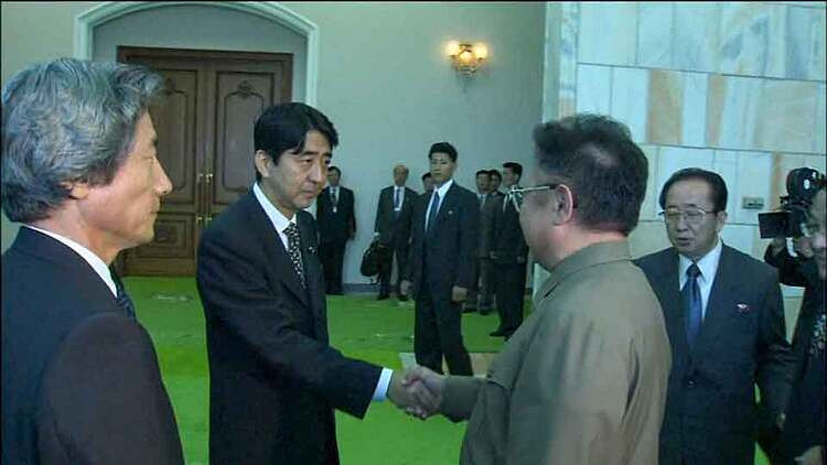 Ông Abe Shinzo trong chuyến công tác Triều Tiên dưới cương vị Chánh văn phòng nội các. Ảnh: NHK