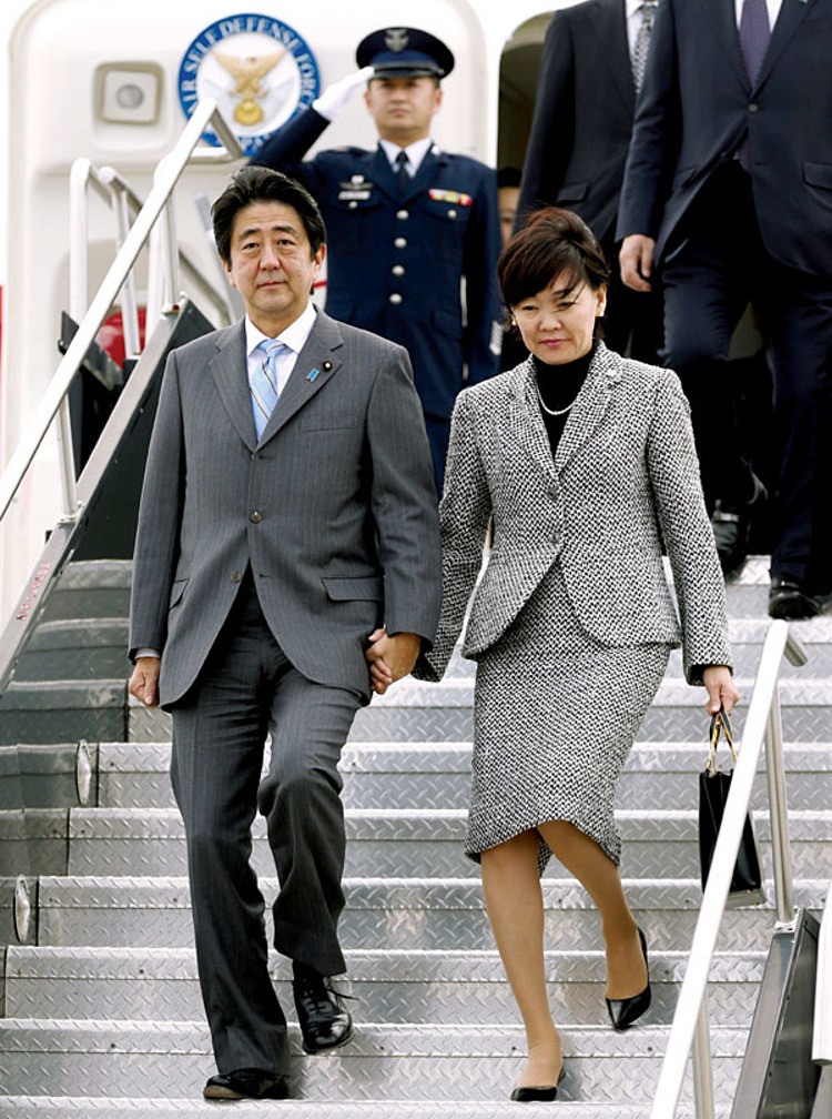 Thủ tướng Shinzo Abe và Phu nhân Akie Abe trong một chuyến công du Ảnh: Japan Times