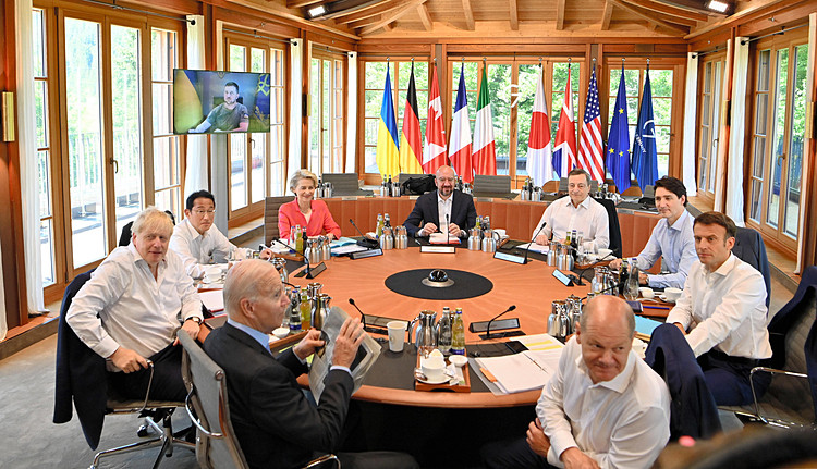 Tổng thống Ukraine Zelensky xuất hiện trên màn hình trong cuộc họp qua video với các lãnh đạo G7, Liên minh châu Âu tại Đức tuần này. Ảnh: AFP.