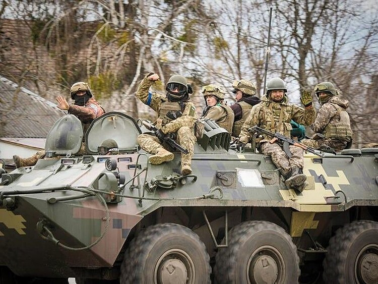 Binh sĩ Ukraine sau khi giải phóng khu vực sân bay Hostomel hồi tháng 4. Ảnh: Jana Cavojska/SOPA Images/LightRocket/ Getty Images