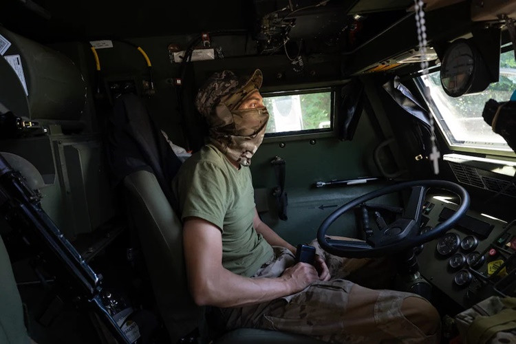 Binh sĩ Ukraine trong buồng lái xe chở bệ phóng HIMARS tại một vị trí bí mật ở miền đông đất nước. Ảnh: Washington Post.