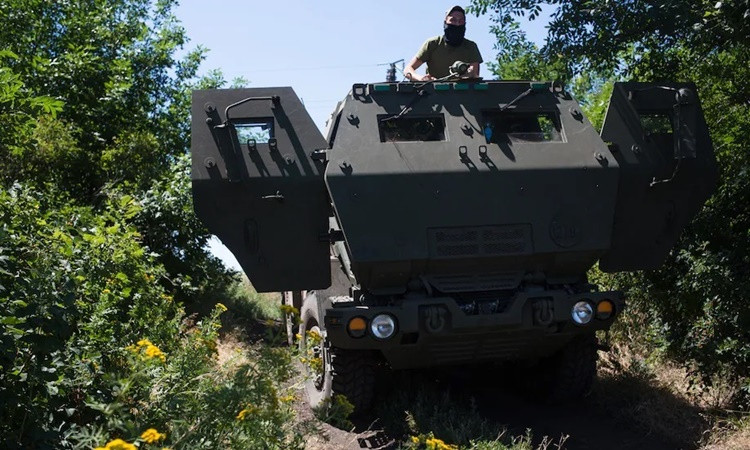 Một binh sĩ Ukraine trên hệ thống pháo phản lực HIMARS ở miền đông nước này. Ảnh: Washington Post.