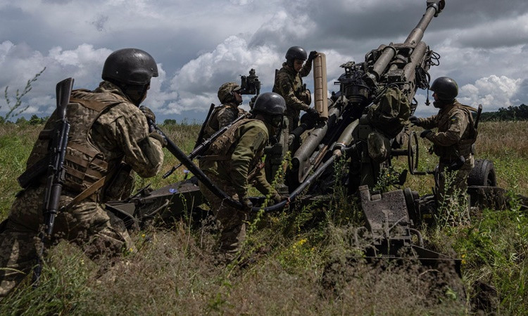 Quân đội Ukraine ở khu vực Kharkov sử dụng thiết bị do Mỹ hỗ trợ để chiến đấu với lực lượng Nga hôm 14/7. Ảnh: AP.