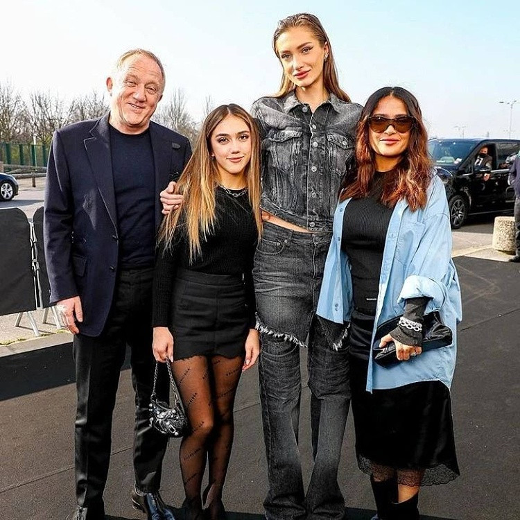 François-Henri, Valentina, Mathilde Pinault và Salma Hayek (từ trái sang phải). Ảnh: Instagram