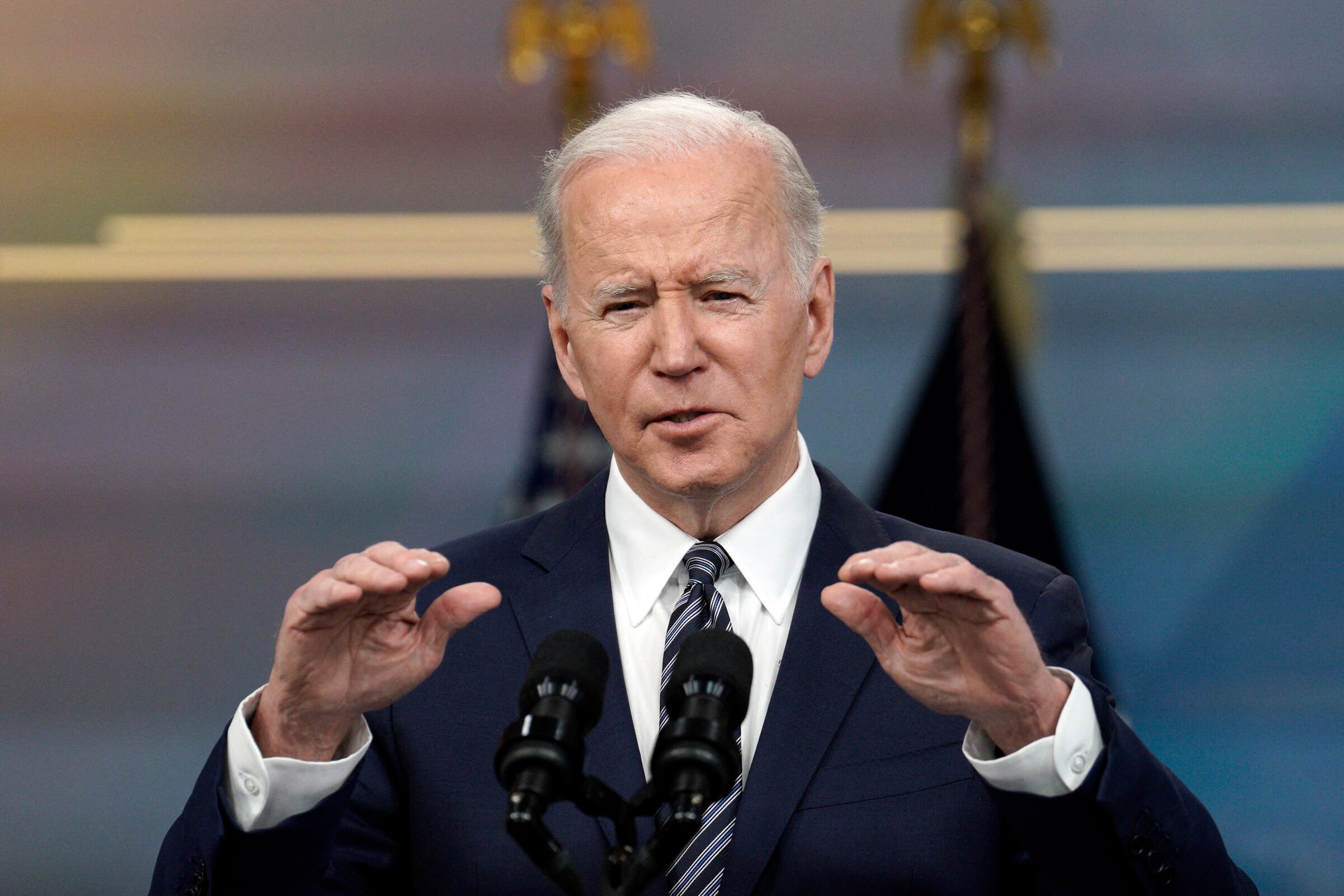 Ông Biden đánh cược với lời hứa hạ giá xăng