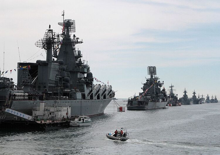 Các tàu hải quân Nga neo đậu tại một vịnh thuộc cảng Sevastopol trên Biển Đen hồi năm 2014. Ảnh: Reuters.