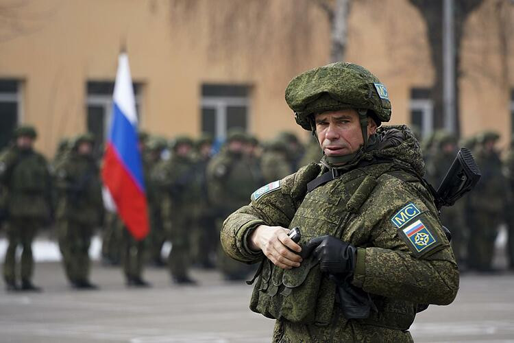 Sĩ quan thuộc lực lượng gìn giữ hòa bình Nga tại Kazakhstan hồi tháng 1. Ảnh: AP.