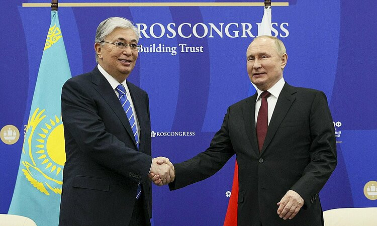 Tổng thống Nga Vladimir Putin (phải) và Tổng thống Kazakhstan Kassym-Jomart Tokayev tại Diễn đàn Kinh tế Quốc tế St. Peterburg hồi tháng 6. Ảnh: TASS.