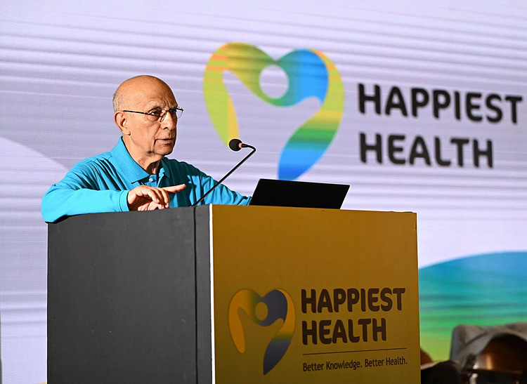 Nhà sáng lập 79 tuổi tại một sự kiện của Happiest Health