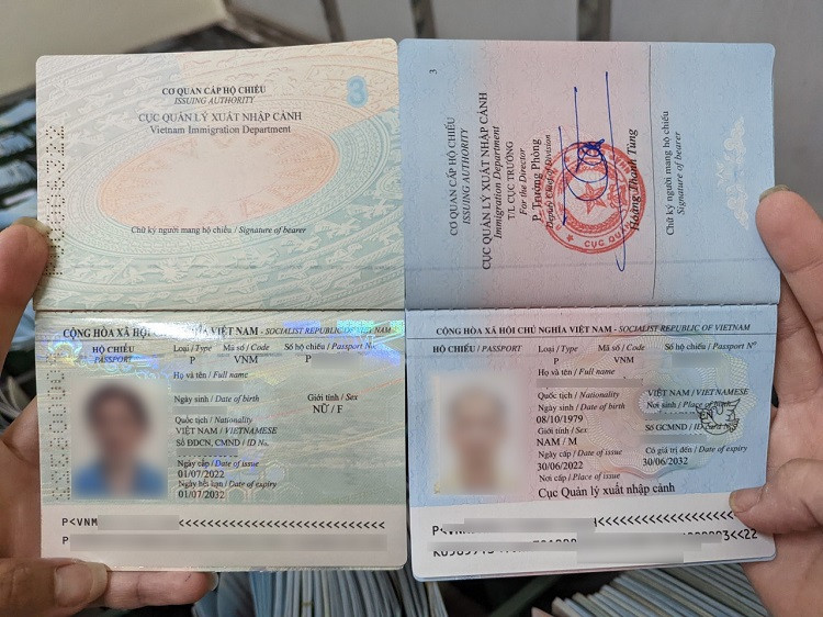 Hộ chiếu phổ thông mới (trái) và hộ chiếu cũ. Ảnh: thanhnien.vn