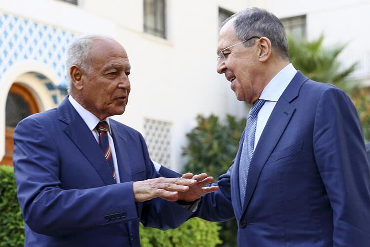 Ngoại trưởng Nga Sergey Lavrov (phải) và Tổng thư ký Liên đoàn Arab Ahmed Aboul Gheit ở Cairo, Ai Cập hôm 24/7. Ảnh: AP.