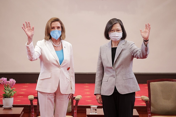 Chủ tịch Hạ viện Mỹ Nancy Pelosi (trái) và lãnh đạo Đài Loan Thái Anh Văn gặp nhau tại Đài Bắc ngày 3/8. Ảnh: Reuters.
