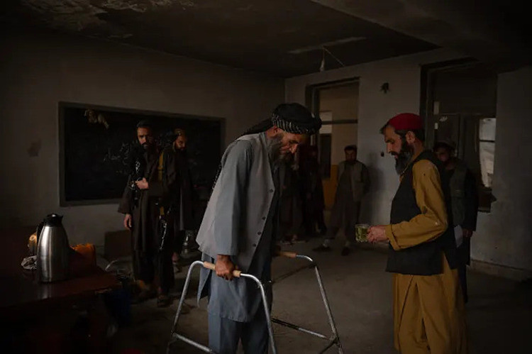 Mawli Jannat Gul, bị thương do mìn trong cuộc chiến của quân đội Mỹ tại Afghanistan, đến xin trợ cấp tại nhà của thống đốc quận Jalrez. Ảnh: Guardian.