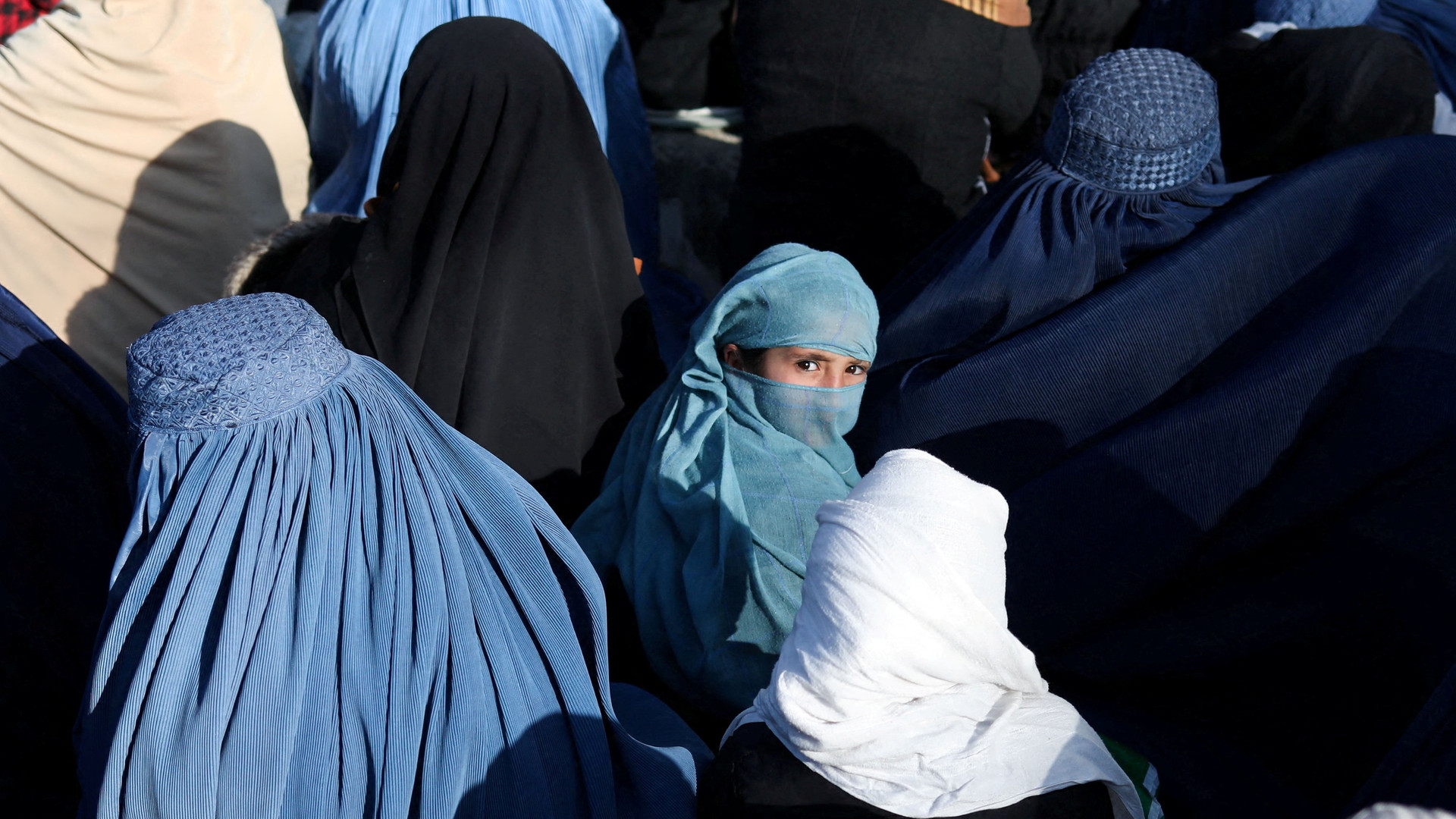 Taliban nắm quyền một năm, nữ giới Afghanistan 'chỉ cười cũng bị đánh'