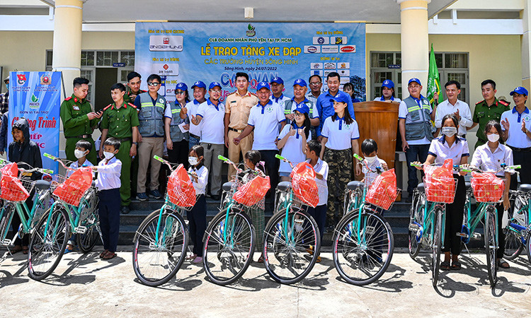 Chương trình Vòng quay yêu thương lần 5 tặng 250 xe đạp cho trẻ em có hoàn cảnh khó khăn