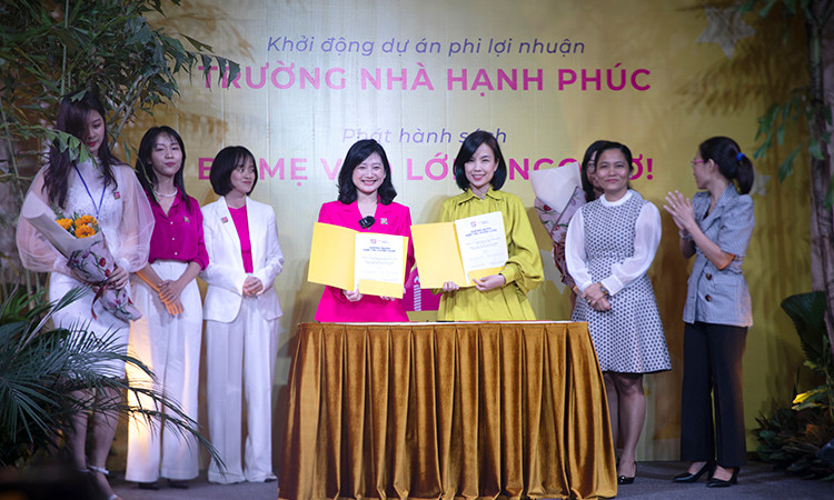 Bà Nguyễn Thùy Liên, Founder-CEO Self Hiil (bên trái) và bà Trịnh Thị Tường Vân, CEO TWEDU ký kết chuyển giao công nghệ “Trường nhà hạnh phúc”