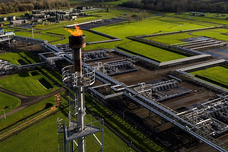 Một nhà máy khai thác khí tự nhiên và đường ống trên mặt đất ở Groningen, Hà Lan. Ảnh: Cris Toala Olivares/Getty Images