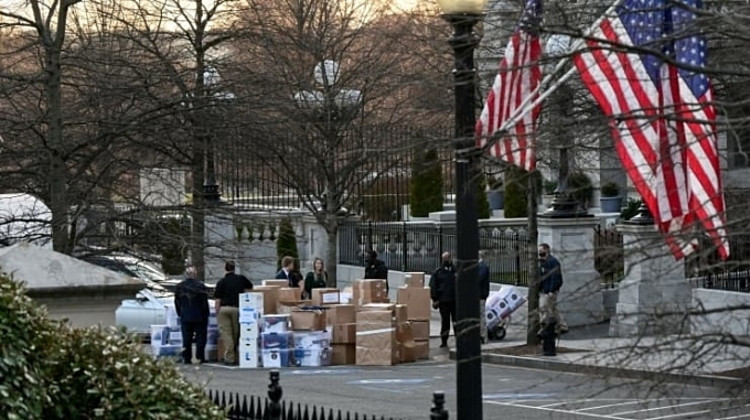 Những thùng đồ được chuyển khỏi Nhà Trắng trước khi Trump rời nhiệm sở ngày 14/1/2021. Ảnh: Reuters.