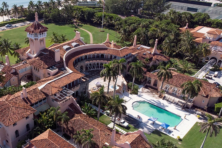 Khu nghỉ dưỡng Mar-a-Lago của ông Trump ở Florida, vào ngày 15/8. Ảnh: Reuters.